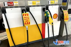 英国华商亲历“油荒”：加油站车辆排队长500米 车主排到凌晨4点图片