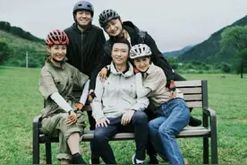 央视主持团晒骑行照，张蕾与康辉行为过于亲密，被网友批不合适图片