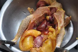 过年炖老母鸡，记住这3点，出锅鸡汤特鲜美，清爽不油腻图片