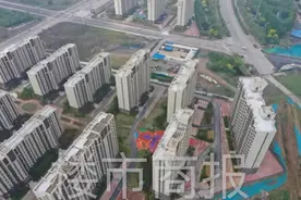临近交房，郑州一楼盘团购房却要“涨价”，如今近3000户职工陷入“开口合同”漩涡图片