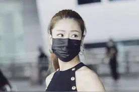 34岁白冰确实“养眼”，挂脖背心配阔腿裤走机场，高马尾又飒又美图片