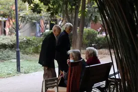 打着点滴哄老伴吃饭的爹爹，出院后坚持每天陪婆婆走1公里图片