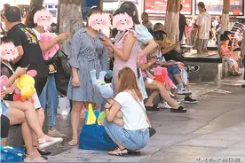 街头“求扫码”还送小礼品 没想到扫完微信被封号了图片