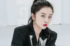 赵小棠家基因强大！相差25岁父女俩长得一模一样，都是“臭拽脸”图片