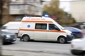 救护车半路接错了人，老人不幸身亡，医院要不要担责？律师这么说图片