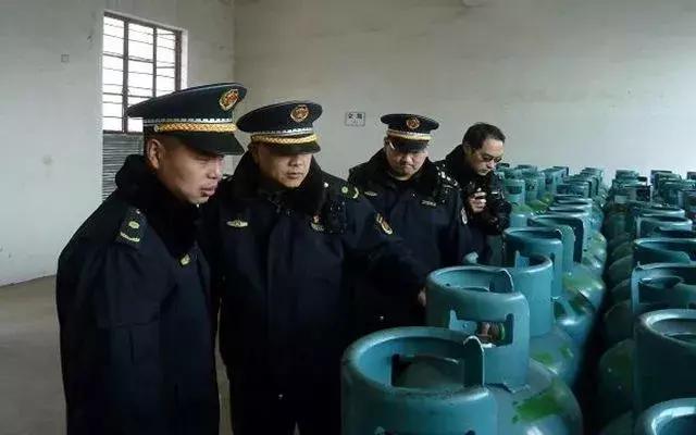 请回答:她的小爆脾气易燃易炸却让我欲罢不能,肿么办?