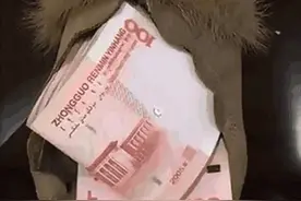 妻子打扫卫生时发现丈夫的私房钱，很生气，看清字条后，由怒转喜图片