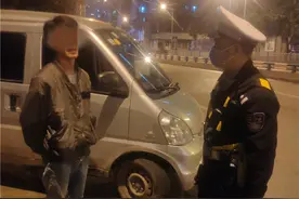 就图好玩？夜间男子操纵遥控车公路上“横冲直撞”图片