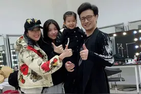 章子怡带女儿探班汪峰！手上硕大钻戒抢眼，母女俩手舞足蹈似迷妹图片