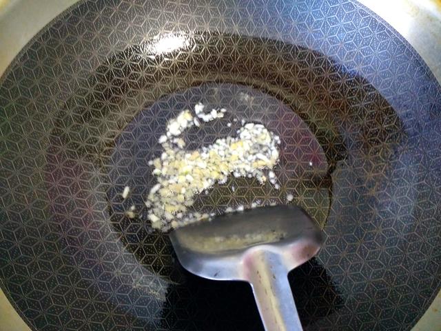 春季特有的一种菜，这个做法简单又好吃，清热解毒效果好。