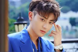 黄子韬宝石蓝西装搭金丝边链条眼镜，雅痞帅气，清爽优雅的贵公子图片