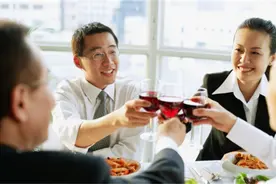 饭局识人：如果一个人在饭局上有这3种表现，说明城府较深图片