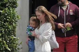 希拉里女儿一家四口罕见出街！切尔西龅牙抢镜女婿帅气，俩娃超萌图片