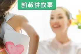 父母吵架后，凌晨孩子突然起身，监控拍下这一幕图片