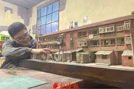 用泡沫板“复刻”家乡，济南80后小伙成网红图片