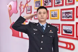 重庆政法英模｜泥沼中他匍匐前行的样子被全网点赞图片