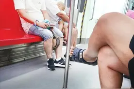 “地铁上翘二郎腿”话题上了热搜！记者踏查，长春地铁和轻轨上普遍存在这样的事图片