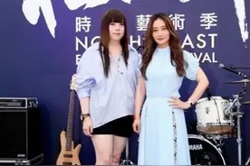 46岁陈德容太会扮嫩！穿连衣裙秀苗条身材，90后看了都羡慕图片