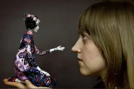 一个瓷娃娃卖上十多万美元，她钻研多个领域后的作品，美得极致图片