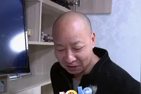 为了重温甜蜜的回忆，他想修好这台DVD图片