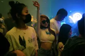 90后妈妈带娃新方式，一边夜店蹦迪一边哄娃睡觉，摇篮曲变社会摇图片