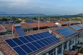 农村房顶上安装光伏发电不要钱，只占房顶，有何利弊？看完有数了图片