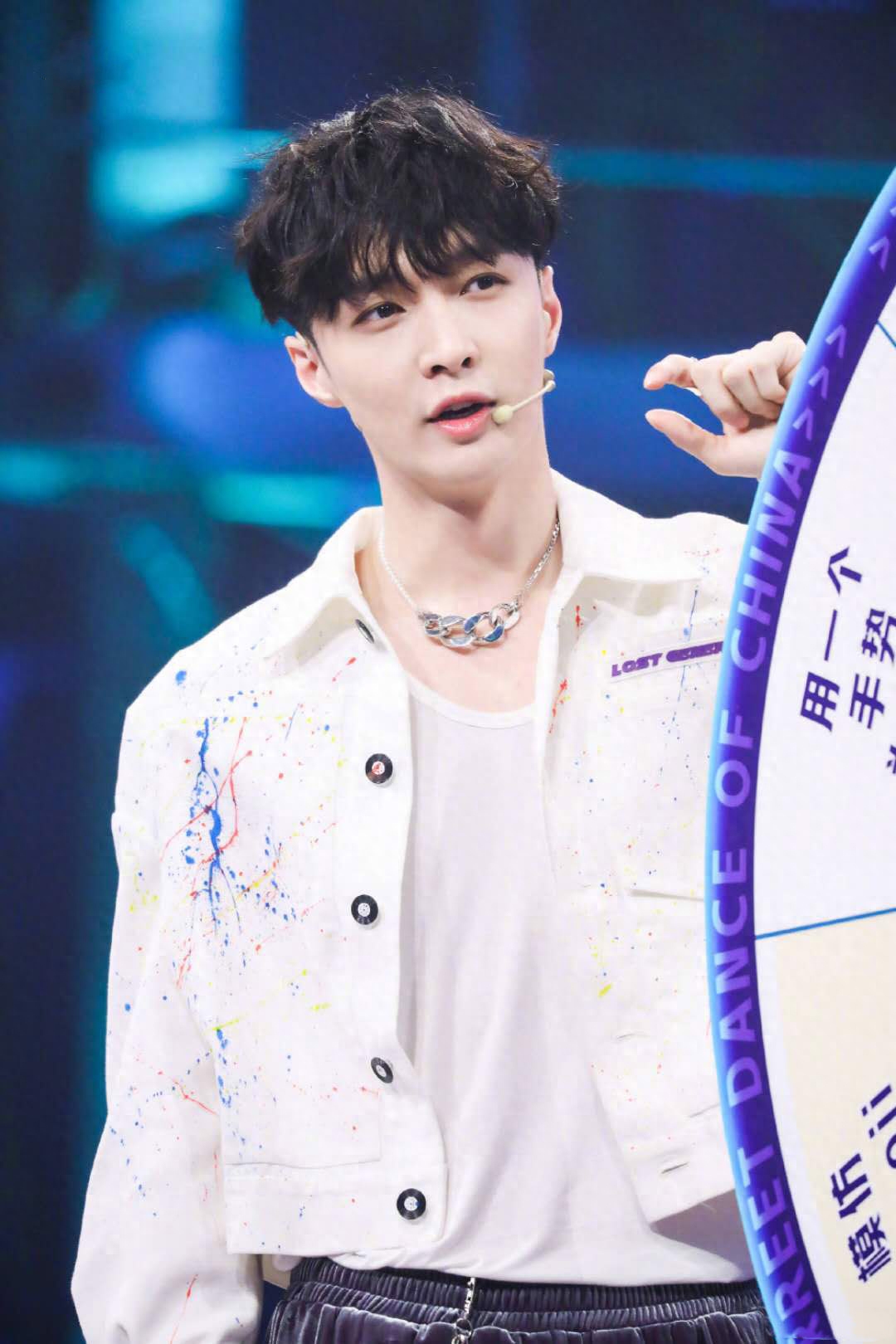 张艺兴白色涂鸦外套,这身材比列简直绝了,谁能不爱