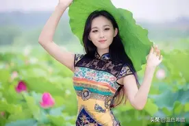 荷花里拍照穿什么服装好看？参考这3条色彩建议，照片又美又仙图片