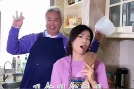 富婆张庭携手老公做饭，廉价碗盆随处可见，12元围裙泛白还在穿图片