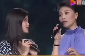 58岁影后岳红罕露面，紧搂小伙不避嫌，穿短裤太紧勒出赘肉图片