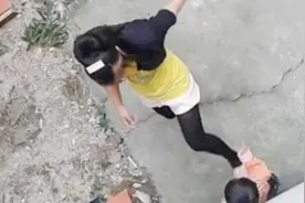 承受着一家人的"拳打脚踢"，她没有一滴眼泪，更没有乞求图片