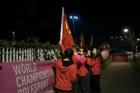 意大利比赛故意漏挂中国国旗，如今降下欧盟旗升起五星红旗图片