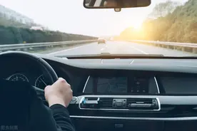 新手上路要知道，开车转弯有技巧，掌握这3点，安全转弯无危险图片