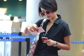 马伊琍走机场真随性，穿连体裤还挽裤管就算了，脚踩人字拖显时髦图片