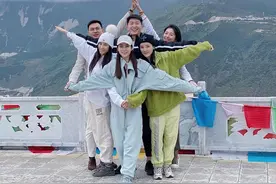 何超莲窦骁旅游罕晒照，何猷君前女友竟稳站C位，豪门关系不简单图片