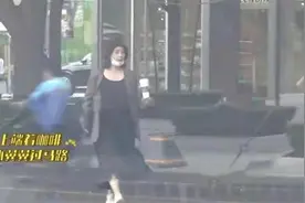 36岁李小萌挺孕肚接娃，穿吊带裙全身白到发光，素颜更显幼态了图片