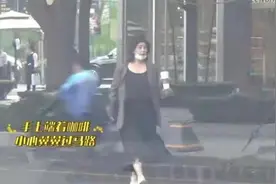 36岁李小萌挺孕肚接娃，穿吊带裙全身白到发光，素颜更显幼态了图片