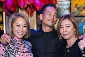 58岁张耀扬一头白发认不出，紧贴洗米嫂，退圈后跟安以轩老公赚钱图片