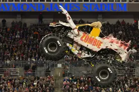 这些飞天遁地的大脚车，是男孩们最简单的快乐。图片