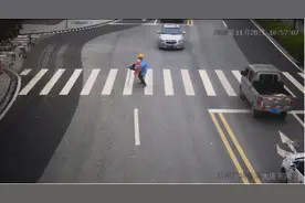 温暖延续！路人公主抱拄拐老人过马路后获奖，捐出全部奖金被怒赞图片