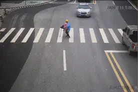 温暖延续！路人公主抱拄拐老人过马路后获奖，捐出全部奖金被怒赞图片