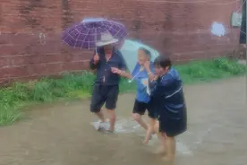 从疫情到灾情，“粗心”网格妈妈又一次遗忘了自己的孩子图片