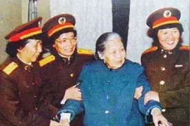 1981年一农妇去北京看病，多位开国将军竟亲自前往探望，她是何人图片