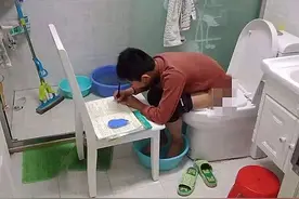 寒假结束，孩子赶作业场面感动到哭，家长：今天做不完作业别睡觉图片