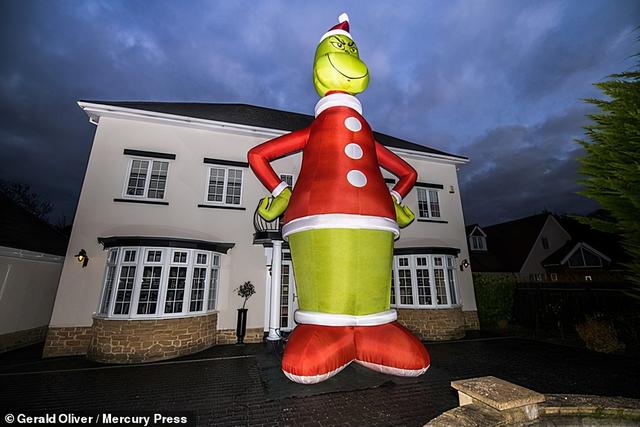 英国爸爸订圣诞装饰，未料充气后比2层楼高，5千人“交钱”参观