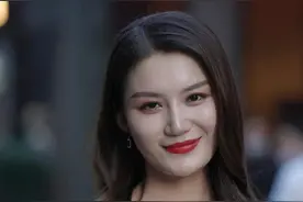 小姐姐一袭墨绿色吊带裙，气质满满，自带甜美少女感图片