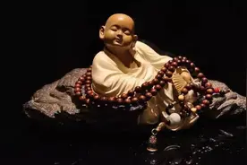 手串该戴哪只手？不同场合有不同的讲究图片