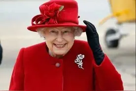 英国女王在城堡内骑马，94岁体格让人佩服，身形佝偻却不失飒爽图片