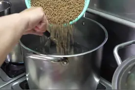 台湾街头的手工刨冰，所有配料都是自己做出来的，看着就觉得放心图片