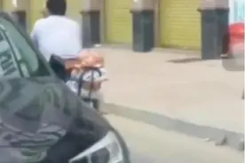 爸爸骑自行车带双胞胎出门，宝宝却在后面睡觉，网友：活着就好图片
